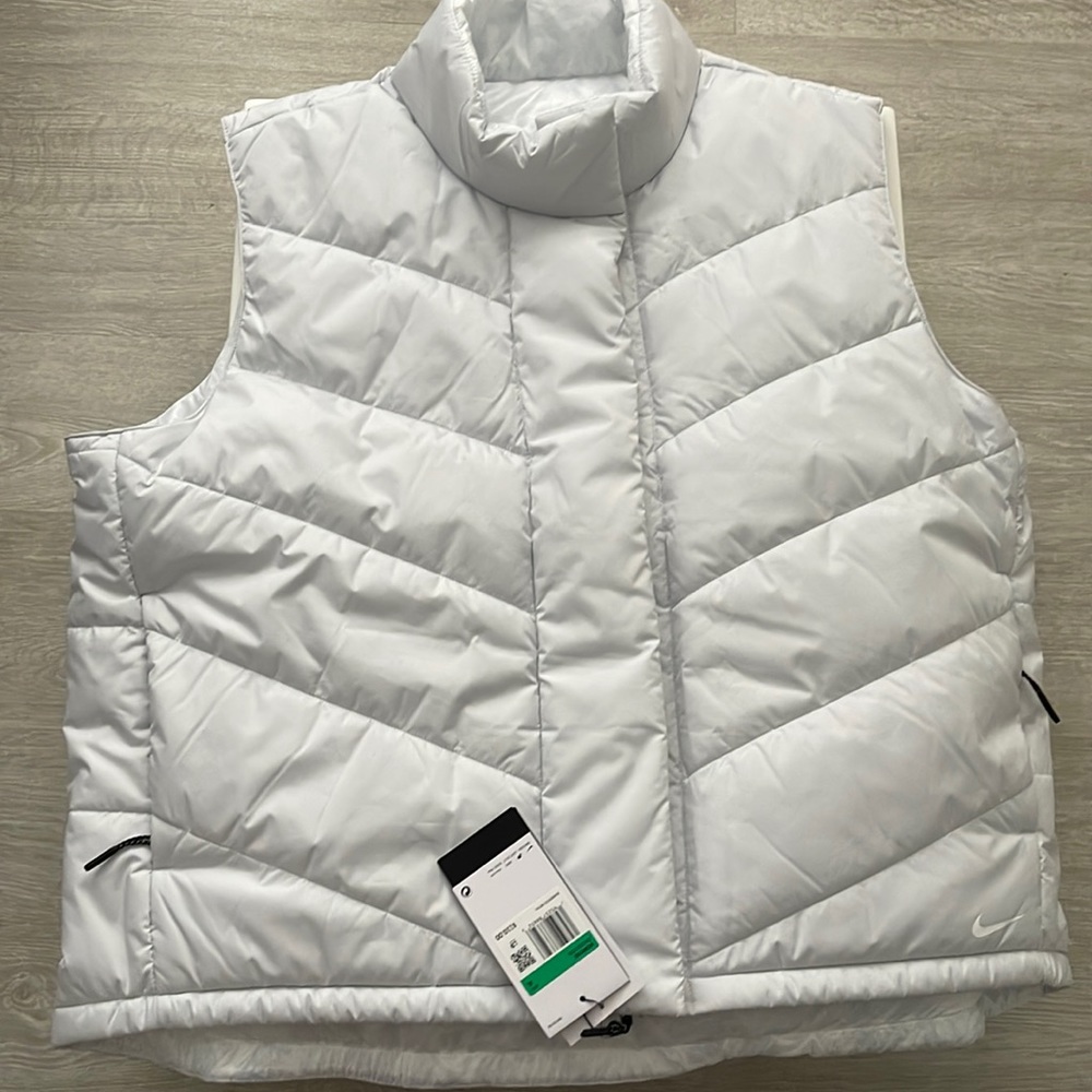 New Nike Light Gray Zip Up Vest w Snap reinforcement. Size XL.